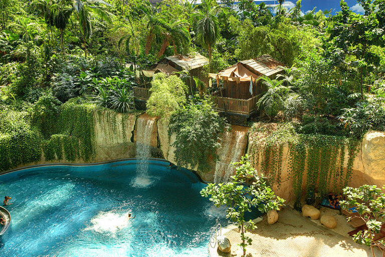 Wasserfall Lodge im Tropical Islands